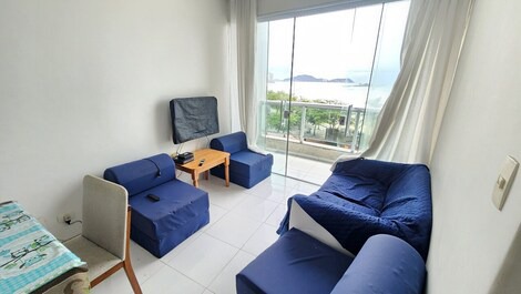 Apartamento frente a la playa con 3 dormitorios (1 suite), 1 plaza de aparcamiento, frente al restaurante.