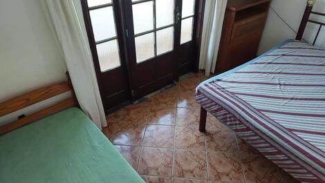 Spacious and cozy house, 5 minutes walk from the beach!