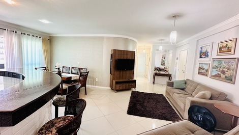 Vista geral sala jantar e estar