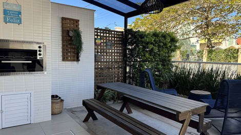 Beautiful garden 80 meters from Canto Grande beach, Mar de Fora.