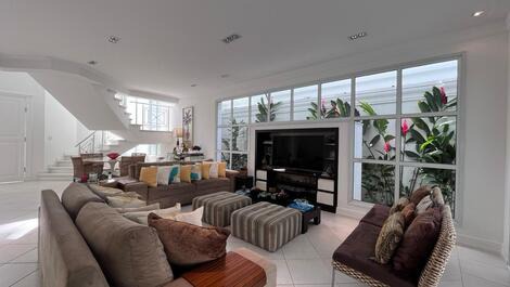 Disponible en Praia da Baleia. Duerme 16.