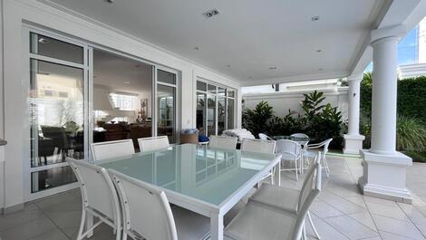 Disponible en Praia da Baleia. Duerme 16.