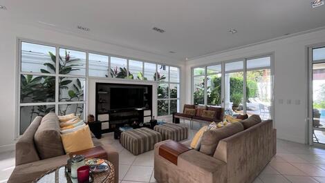 Disponible en Praia da Baleia. Duerme 16.