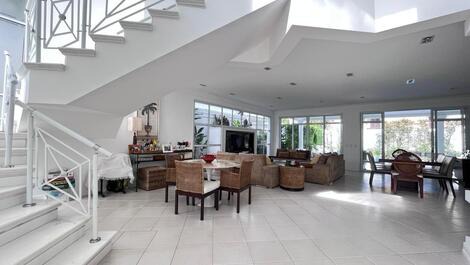 Disponible en Praia da Baleia. Duerme 16.