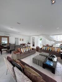 Disponible en Praia da Baleia. Duerme 16.