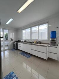 Disponible en Praia da Baleia. Duerme 16.