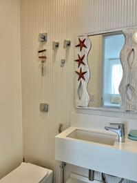 5 dormitorios, piscina y barbacoa. A 80 m de la playa. Juquehy.