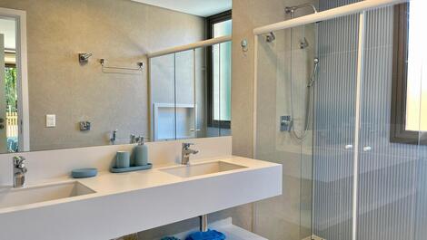 5 dormitorios, piscina y barbacoa. A 80 m de la playa. Juquehy.