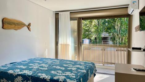 5 dormitorios, piscina y barbacoa. A 80 m de la playa. Juquehy.