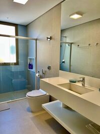 5 dormitorios, piscina y barbacoa. A 80 m de la playa. Juquehy.