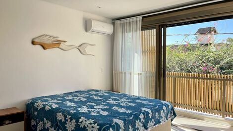 5 dormitorios, piscina y barbacoa. A 80 m de la playa. Juquehy.