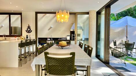 5 dormitorios, piscina y barbacoa. A 80 m de la playa. Juquehy.