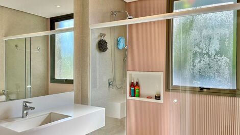 5 dormitorios, piscina y barbacoa. A 80 m de la playa. Juquehy.