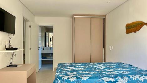 5 dormitorios, piscina y barbacoa. A 80 m de la playa. Juquehy.