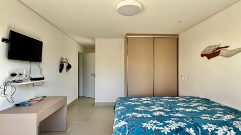 5 dormitorios, piscina y barbacoa. A 80 m de la playa. Juquehy.