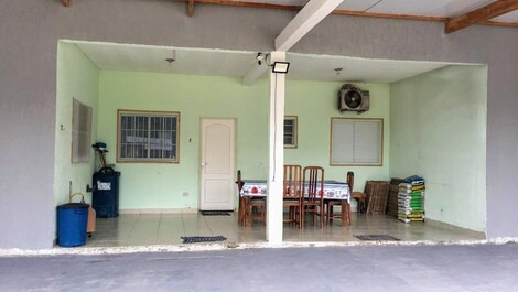 CASA CONFORTÁVEL - 3 SUÍTES COM AR CONDICIONADO