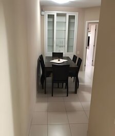 Corredor de entrada e mesa de jantar