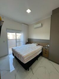 Quarto espaçoso com ar condicionado!