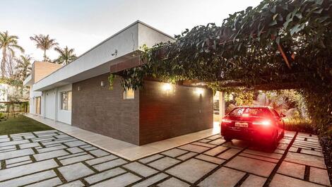 House in Paraíso - new, modern country house, 2100 m2, in a gated community.