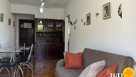 Cozy and economical 1 bedroom apartment with linens, very close to the beach...