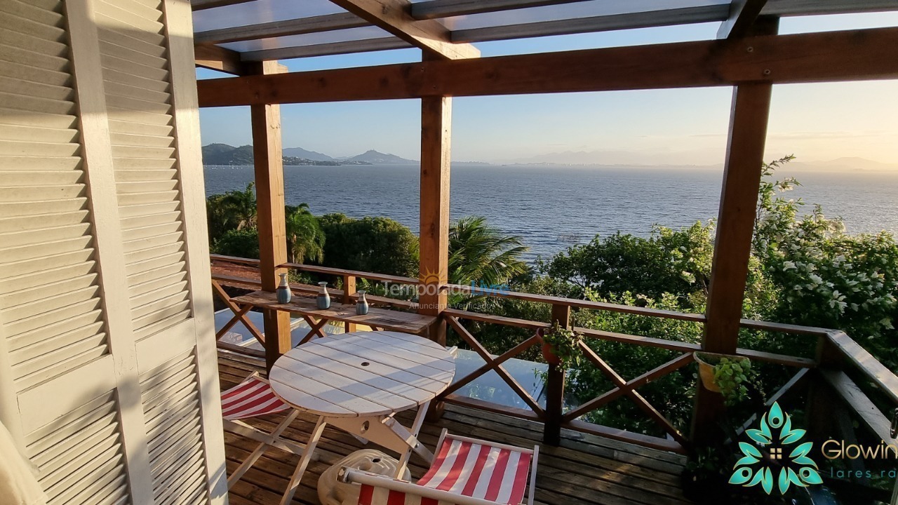 Casa para aluguel de temporada em Florianópolis (Praia de Sambaqui)
