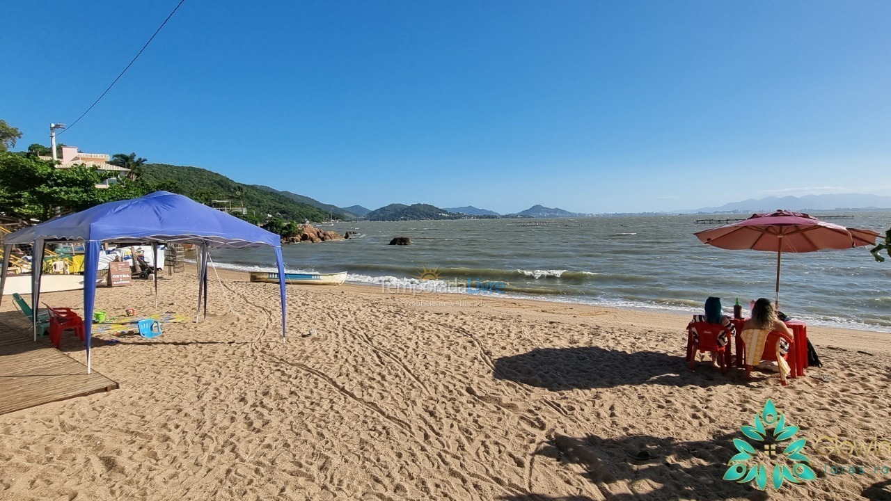 Casa para aluguel de temporada em Florianópolis (Praia de Sambaqui)
