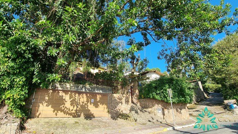 Casa rustica com piscina e vista ao mar em Sambaqui- Florianopolis!