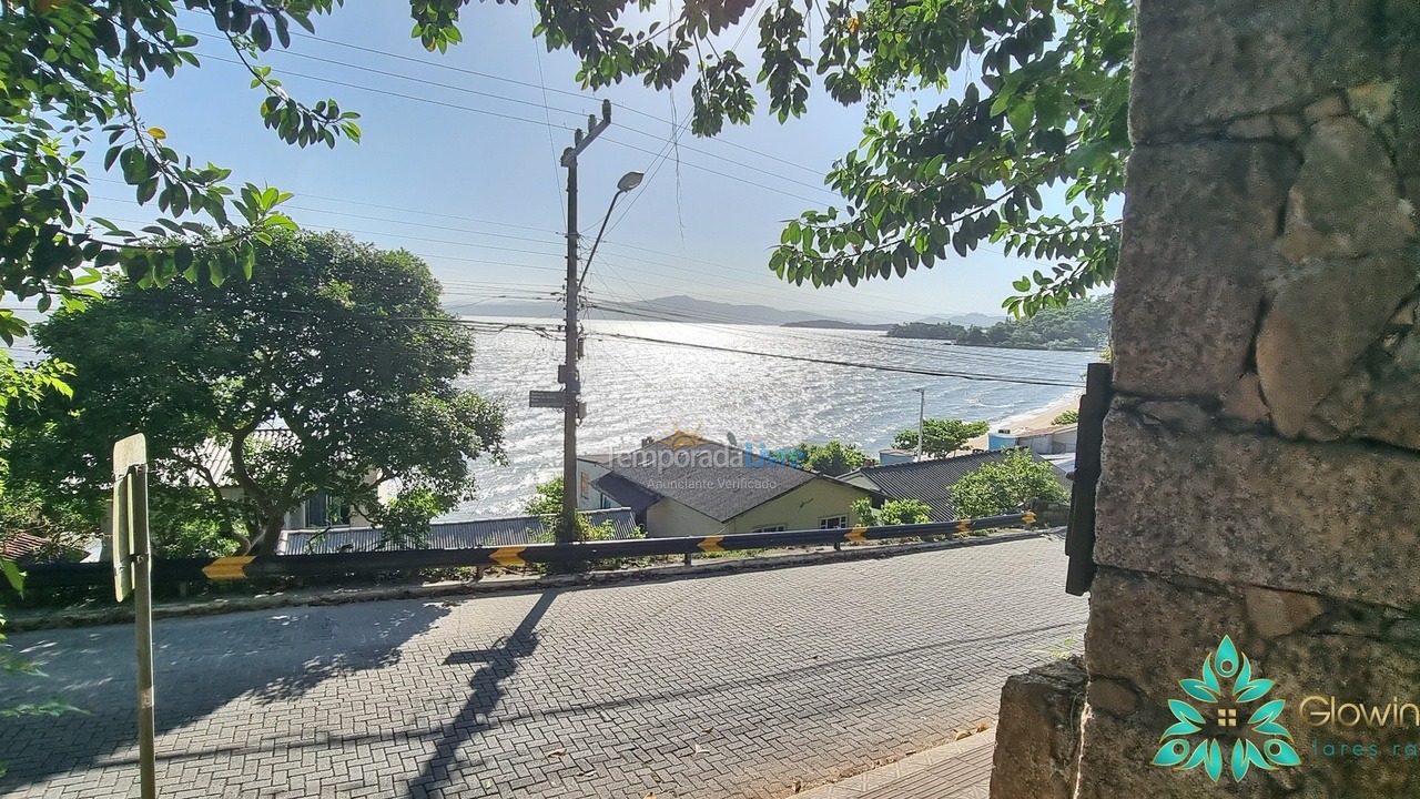 Casa para aluguel de temporada em Florianópolis (Praia de Sambaqui)