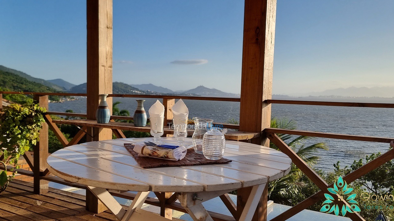 Casa para aluguel de temporada em Florianópolis (Praia de Sambaqui)