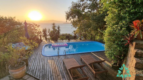 Casa rustica com piscina e vista ao mar em Sambaqui- Florianopolis!