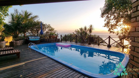Casa rustica com piscina e vista ao mar em Sambaqui- Florianopolis!