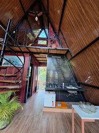 2 quartos,  mesanino alto com banheiro 