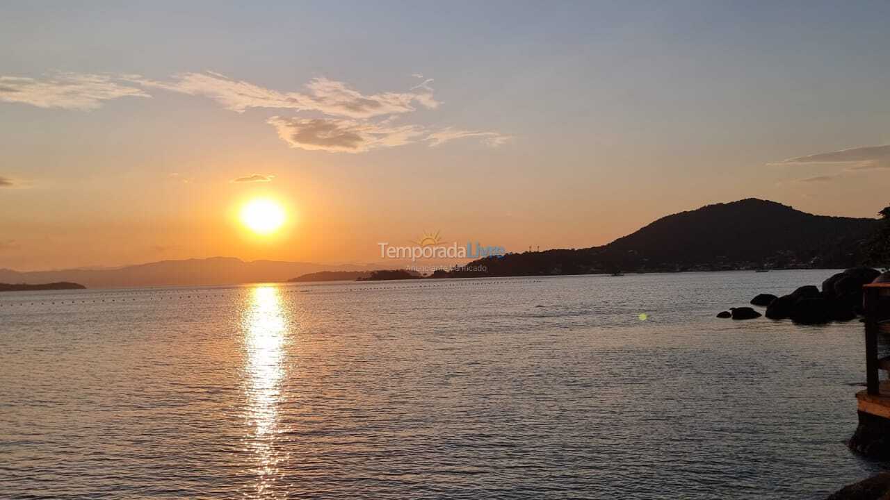 Casa para aluguel de temporada em Florianópolis (Praia de Sambaqui)