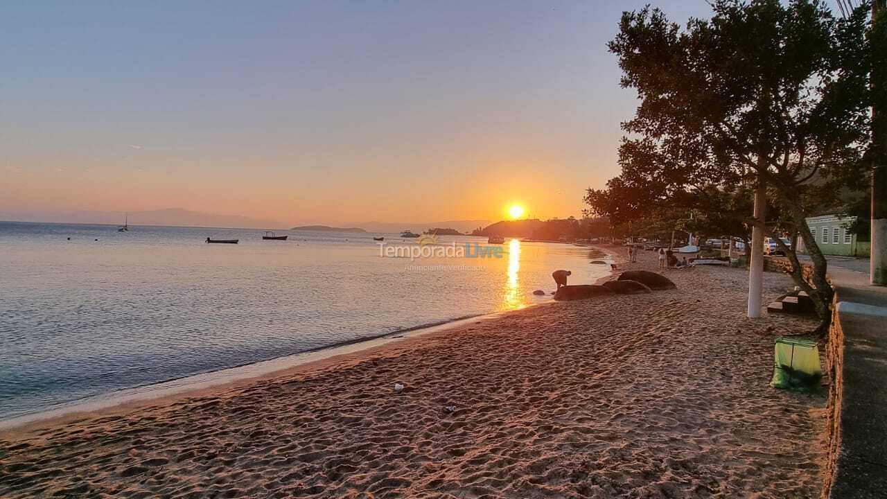 Casa para aluguel de temporada em Florianópolis (Praia de Sambaqui)