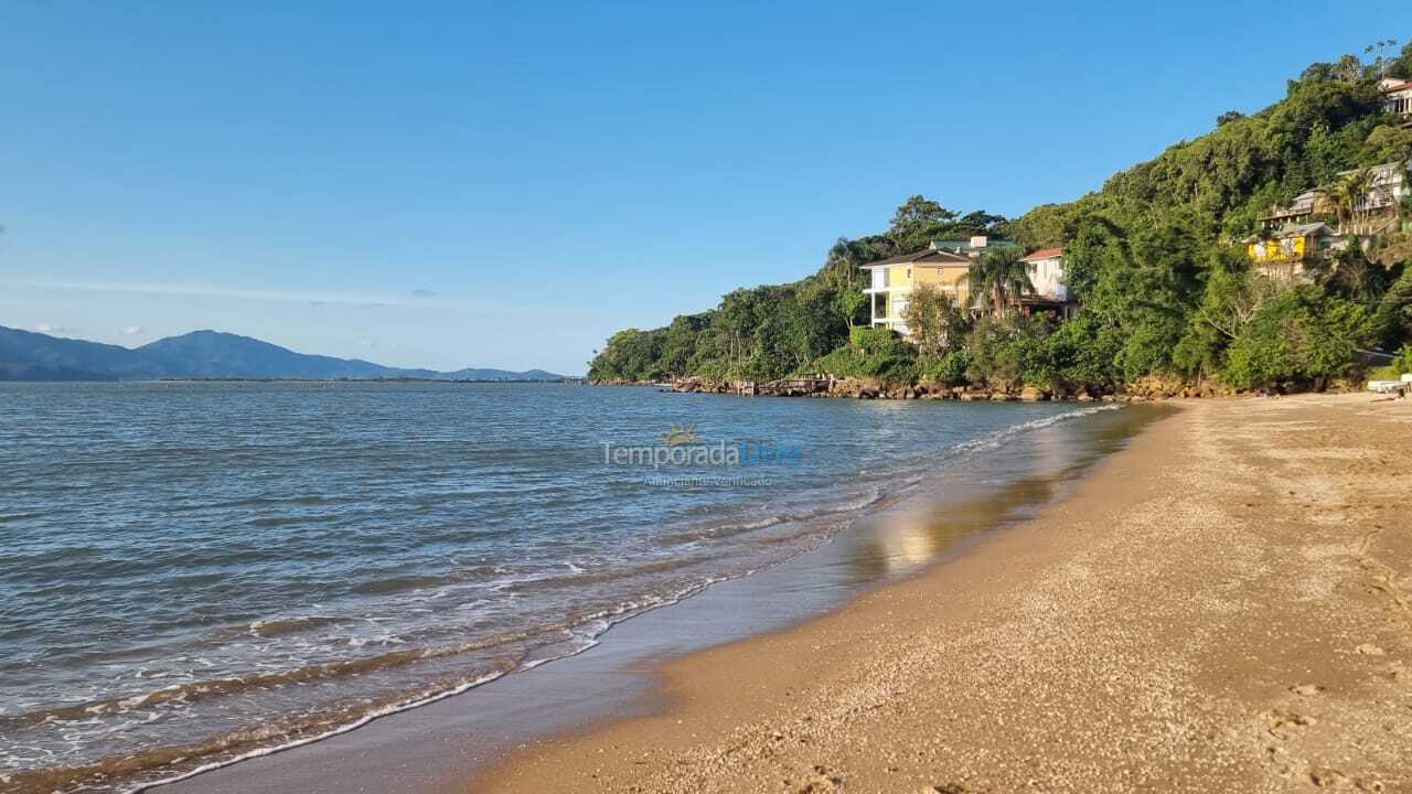 Casa para aluguel de temporada em Florianópolis (Praia de Sambaqui)