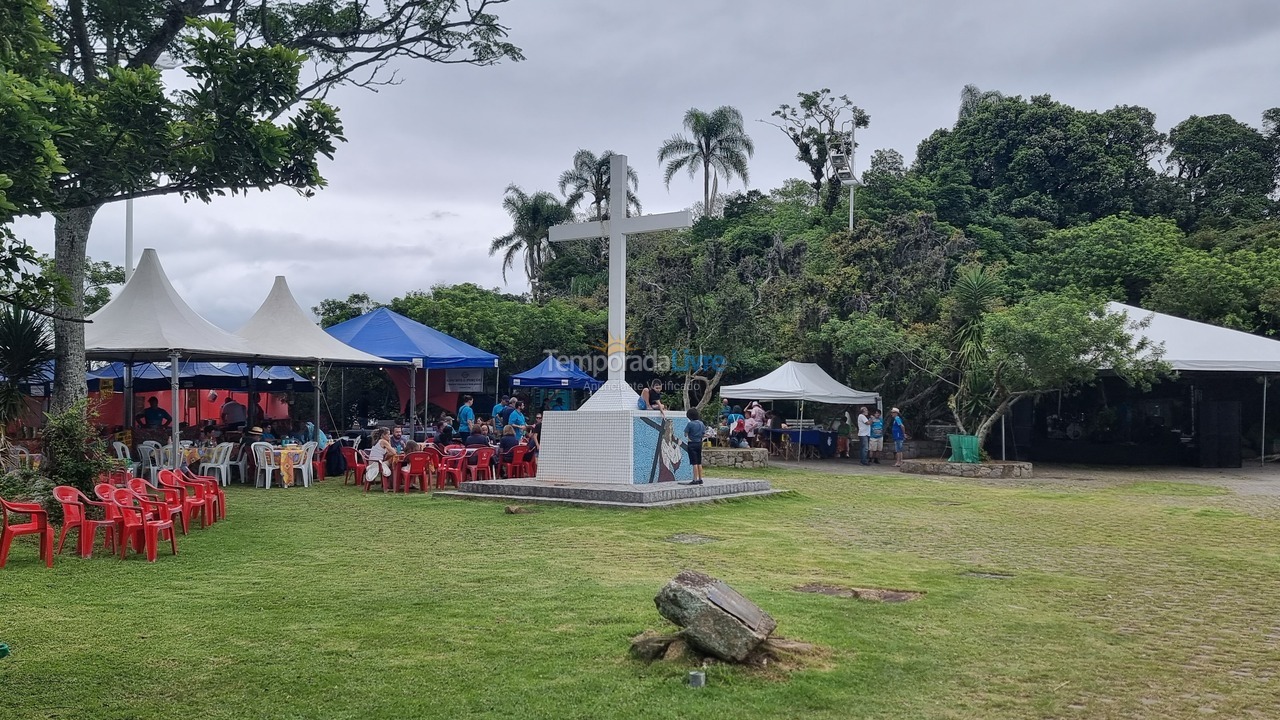 Casa para aluguel de temporada em Florianópolis (Praia de Sambaqui)