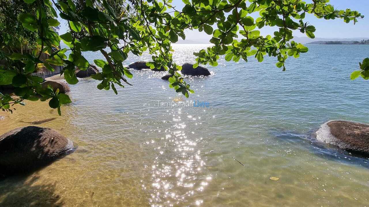 Casa para aluguel de temporada em Florianópolis (Praia de Sambaqui)