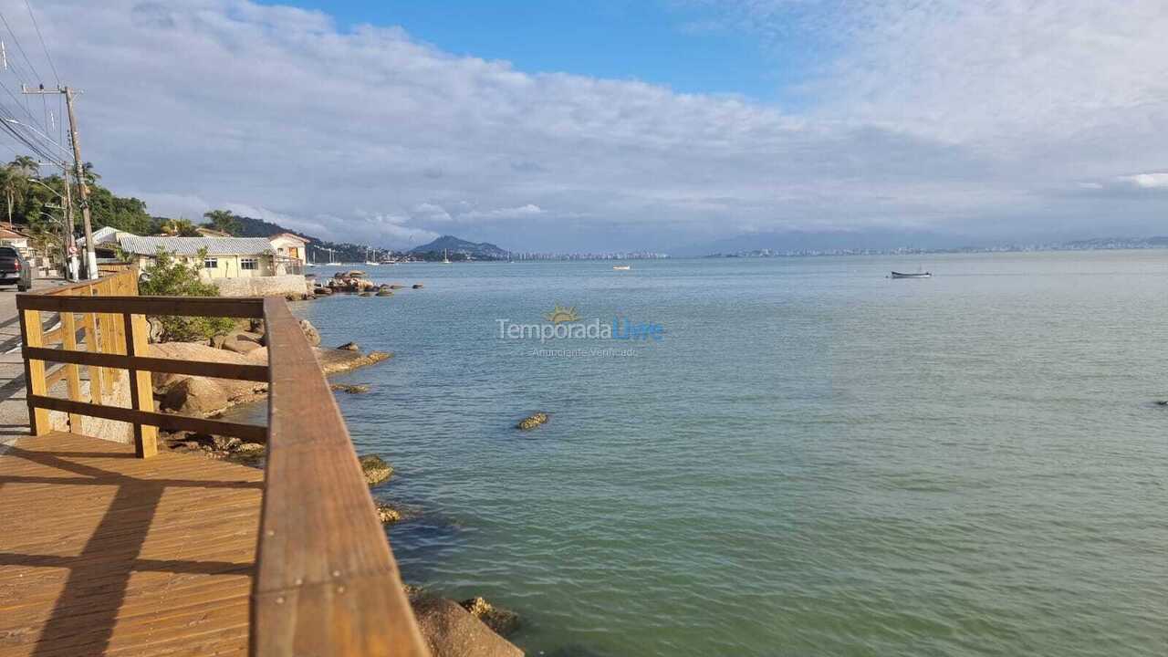 Casa para aluguel de temporada em Florianópolis (Praia de Sambaqui)