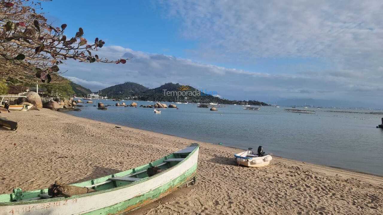 Casa para aluguel de temporada em Florianópolis (Praia de Sambaqui)