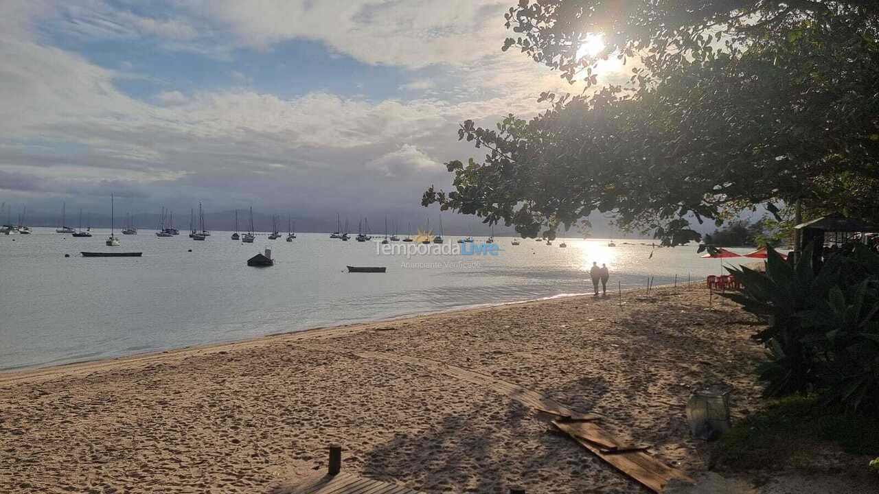 Casa para aluguel de temporada em Florianópolis (Praia de Sambaqui)