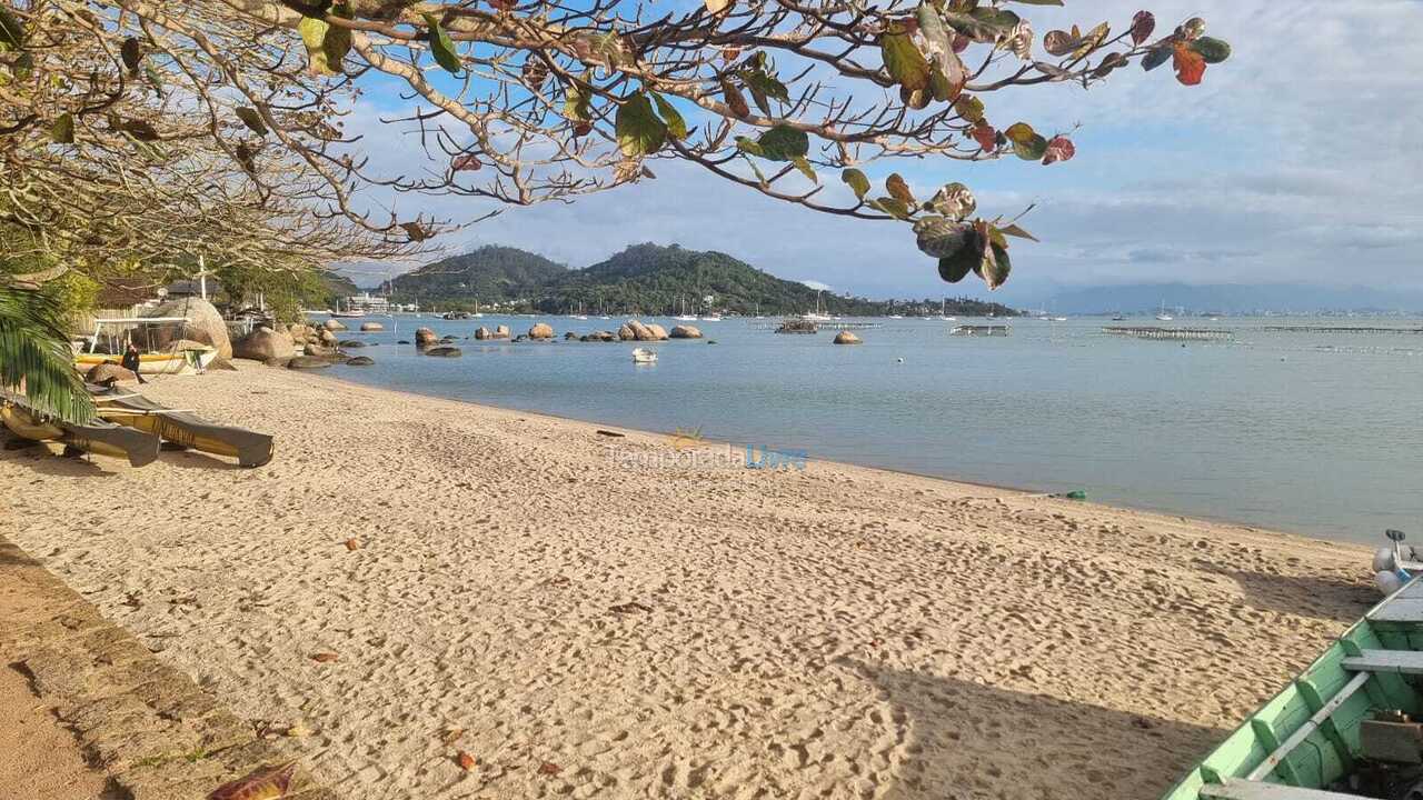 Casa para aluguel de temporada em Florianópolis (Praia de Sambaqui)