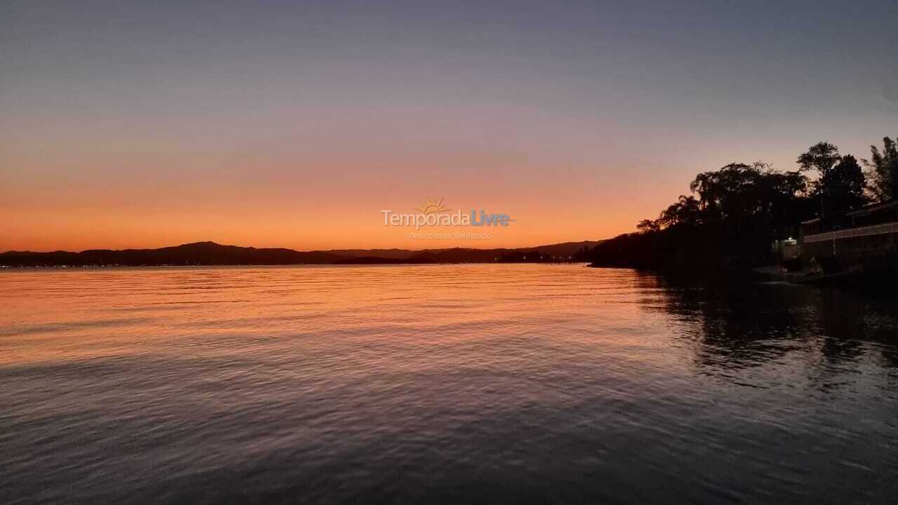 Casa para aluguel de temporada em Florianópolis (Praia de Sambaqui)