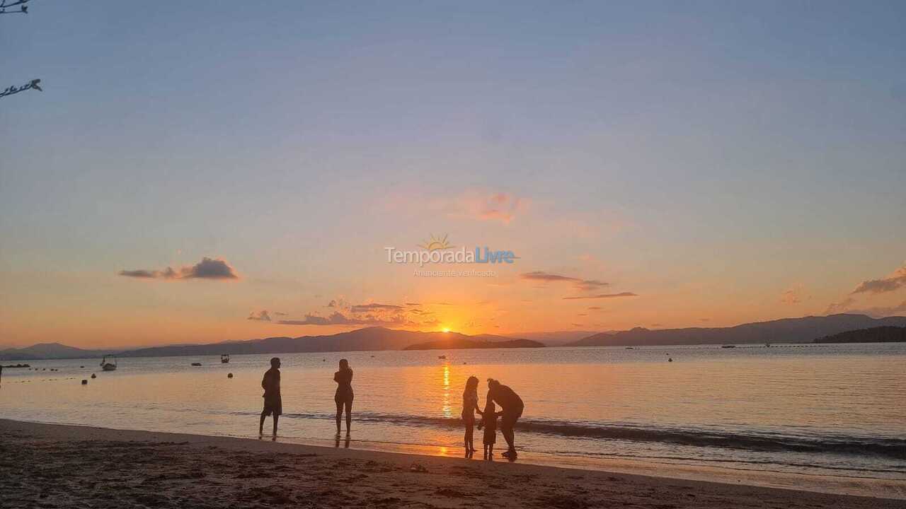 Casa para aluguel de temporada em Florianópolis (Praia de Sambaqui)