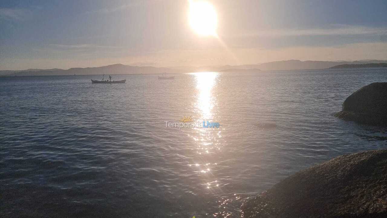 Casa para aluguel de temporada em Florianópolis (Praia de Sambaqui)