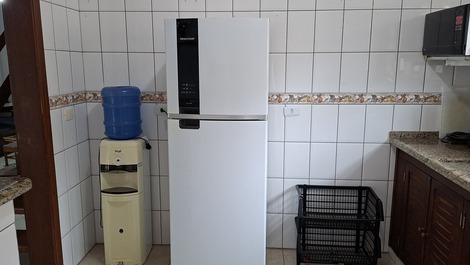 Geladeira e bebedouro 