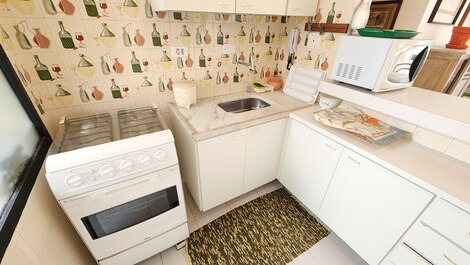 Cozy 2-bedroom apartment on Enseada beach, very close to the sea.