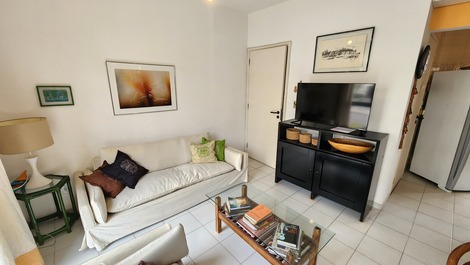 Cozy 2-bedroom apartment on Enseada beach, very close to the sea.