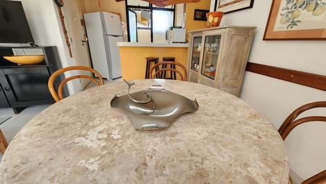 Cozy 2-bedroom apartment on Enseada beach, very close to the sea.