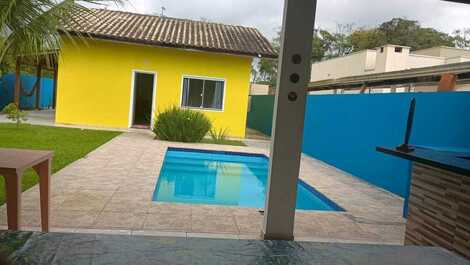 Casa con piscina en Itapoá, capacidad para 8 personas, a 500 m del mar.