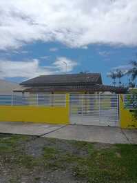 Casa con piscina en Itapoá, capacidad para 8 personas, a 500 m del mar.